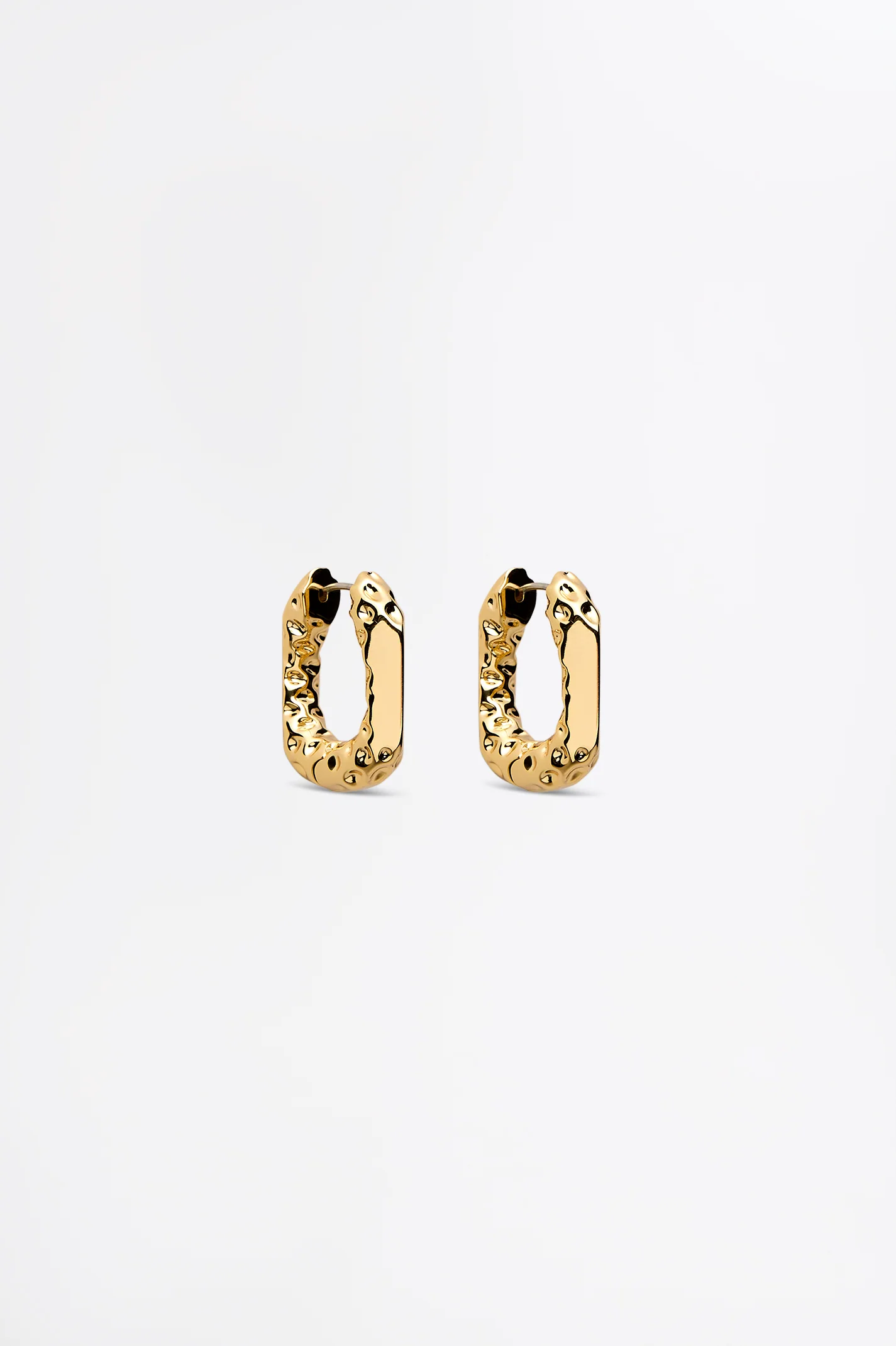 CHISEL HUGGIE HOOP EARRINGS - Image 2