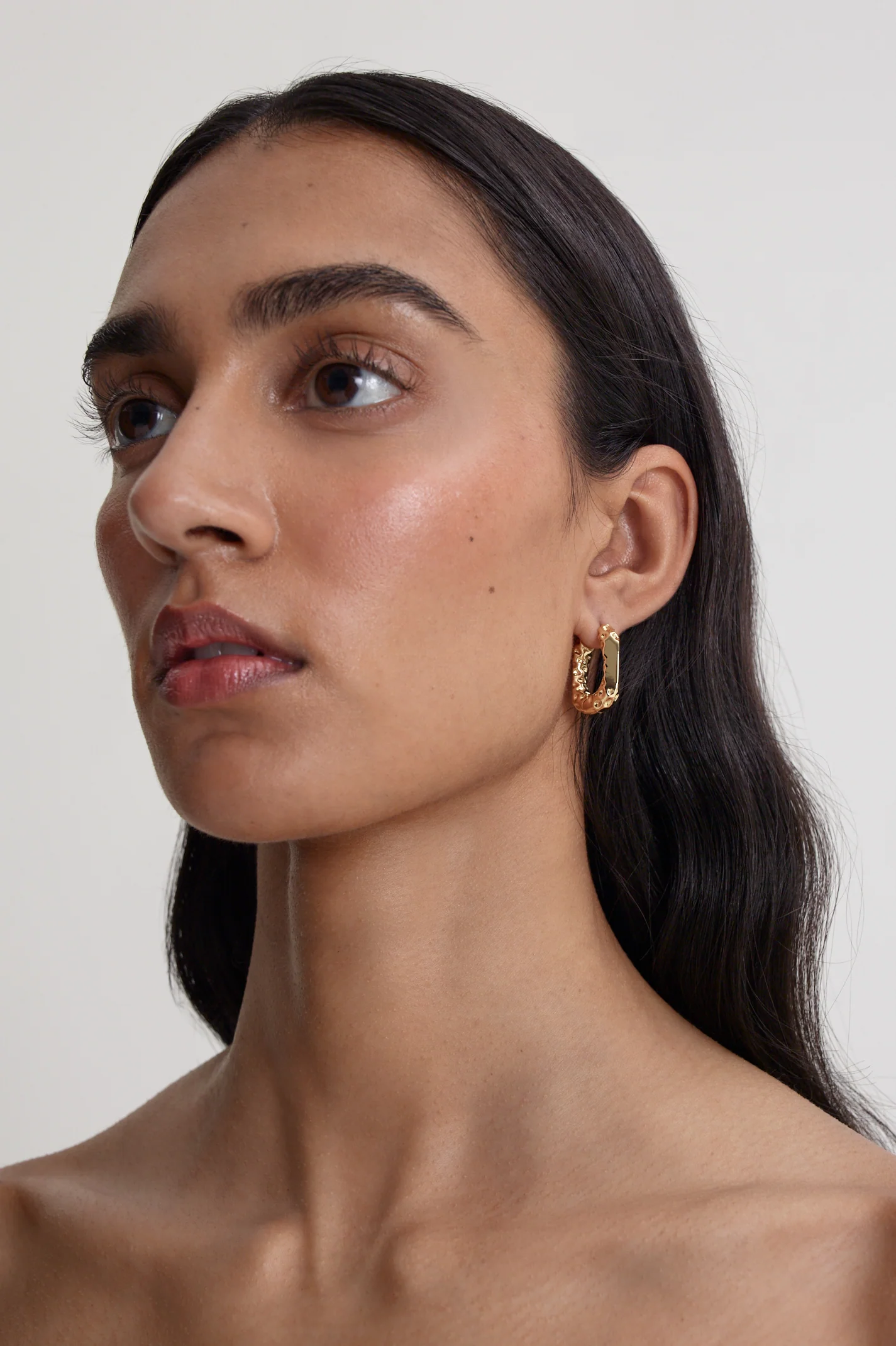 CHISEL HUGGIE HOOP EARRINGS - Image 3