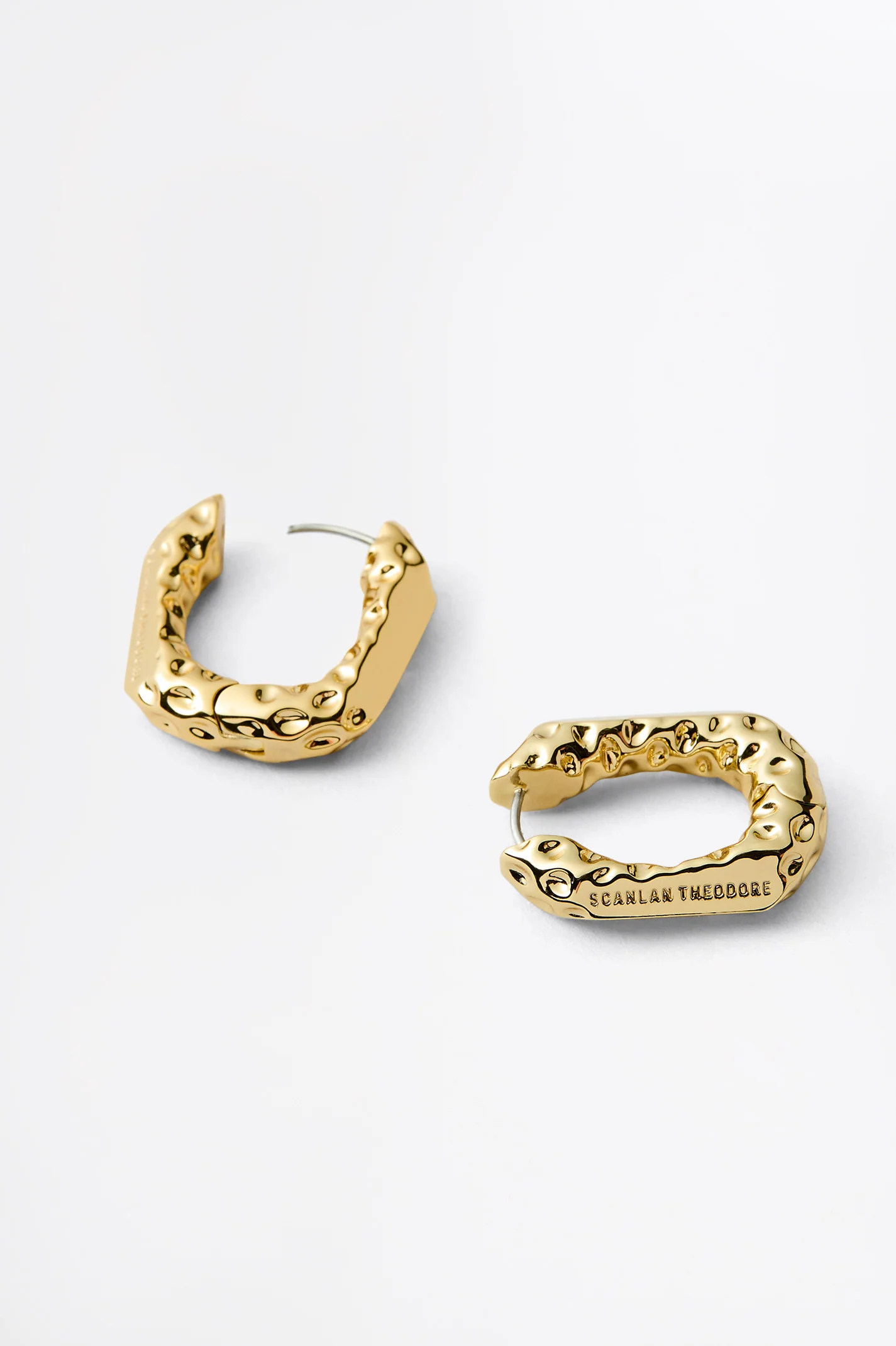 CHISEL HUGGIE HOOP EARRINGS - Image 4