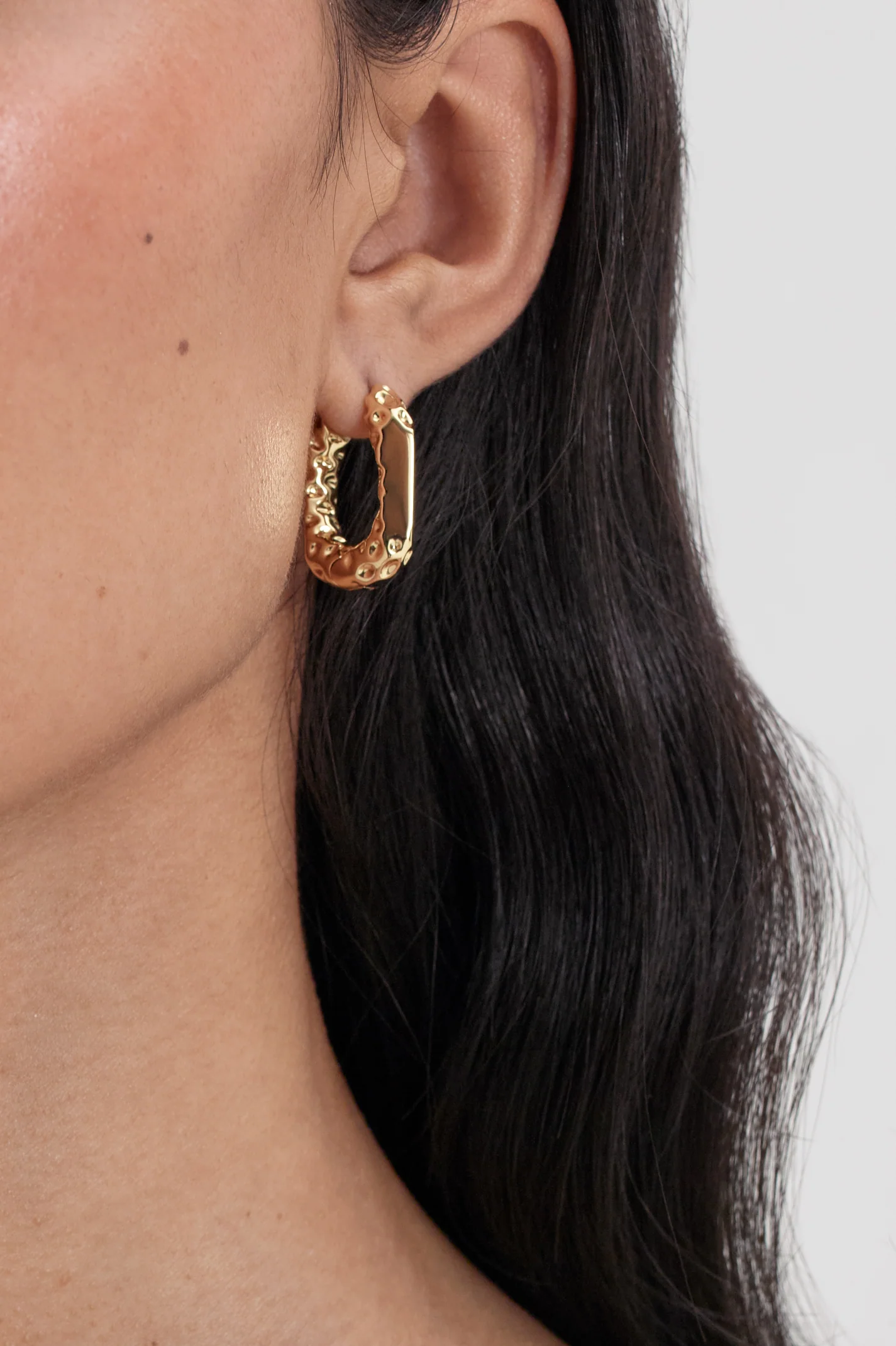 CHISEL HUGGIE HOOP EARRINGS - Image 5