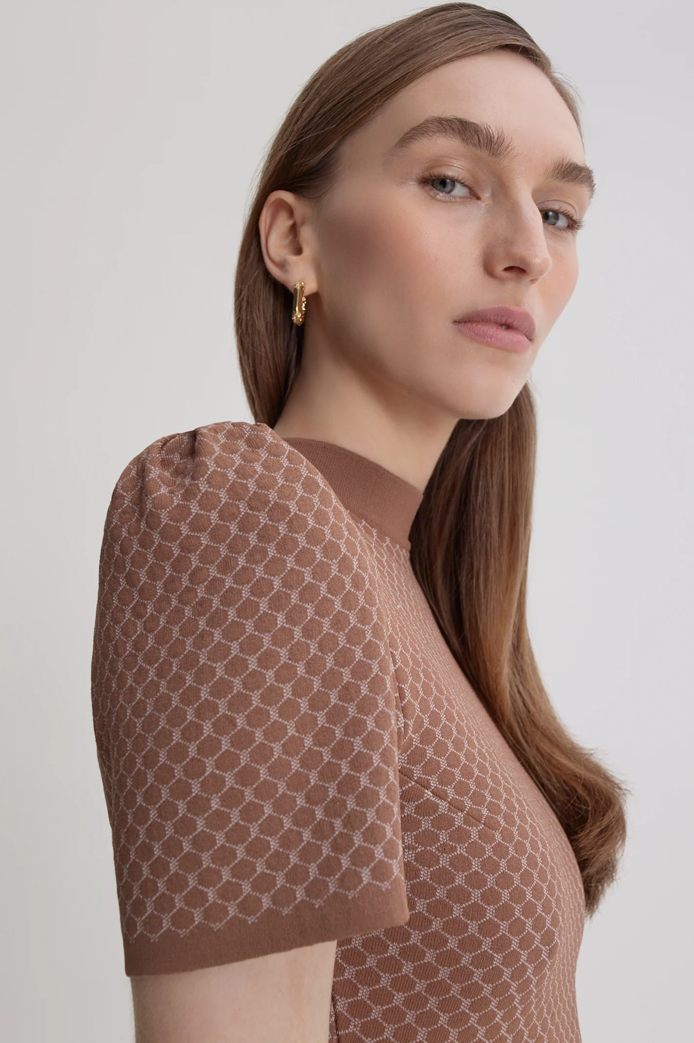 CREPE KNIT GATHER SLEEVE DRESS - Image 3