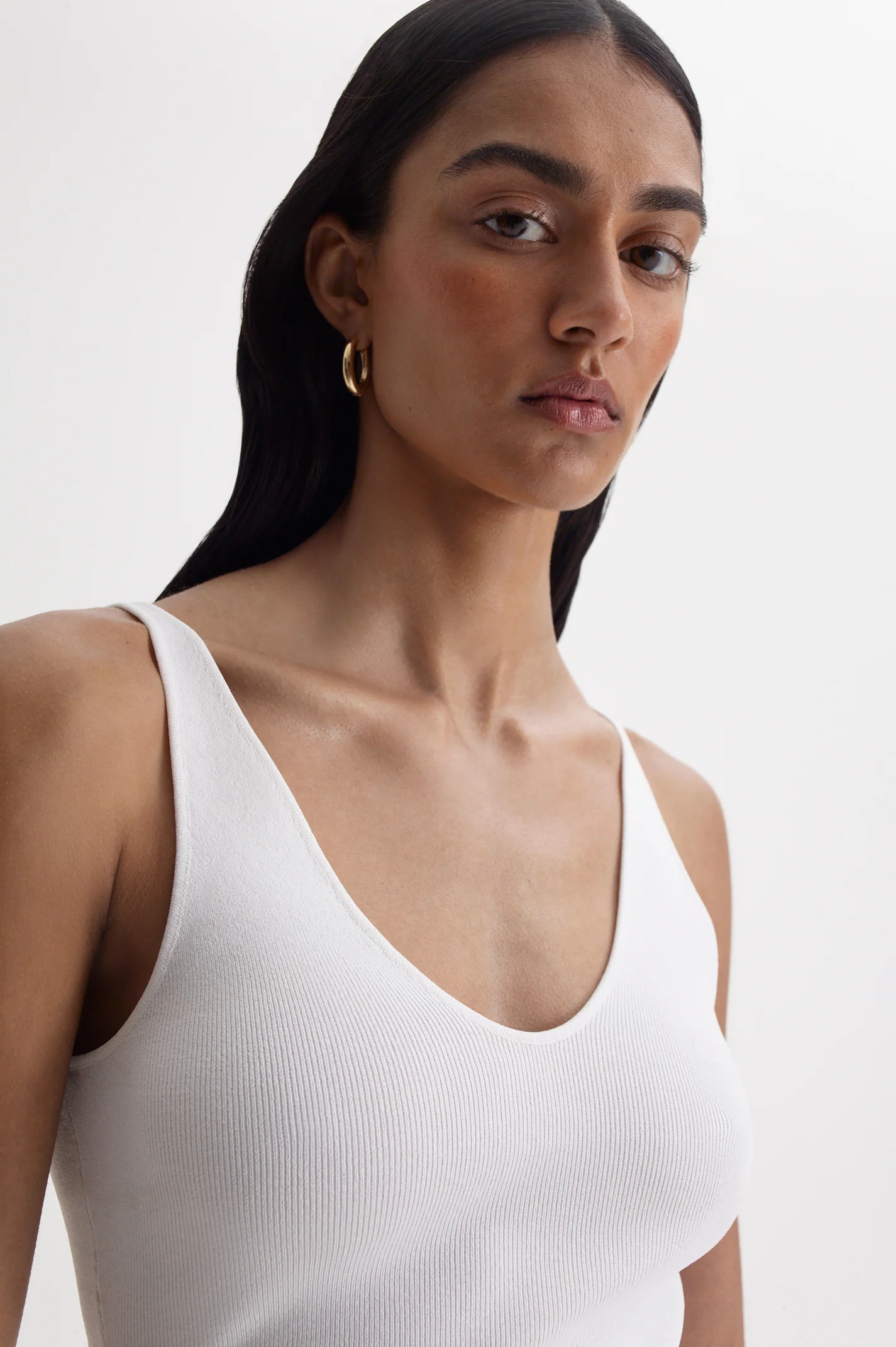 CREPE KNIT V NECK SINGLET - Image 7